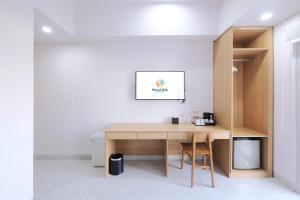 a desk with a chair in a room at Moriah Hills in Kramat