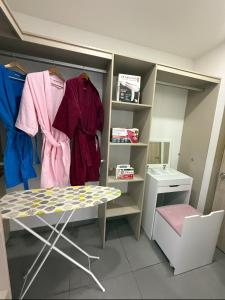 een kleedkamer met een tafel en een stoel bij Escalon apartment in San Salvador