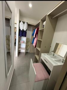 een badkamer met een wastafel en een spiegel bij Escalon apartment in San Salvador +44 foto's