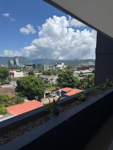 een uitzicht op een stad vanaf een balkon bij Escalon apartment in San Salvador