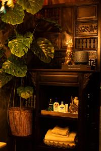 Buôn Ja Ea KuătにあるCochinchine Jardin - Retreat Art Museum Insideの棚付きのお部屋(タオル、植物付)