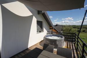 拉科维察Lux Loft Spa的房屋甲板上的热水浴池