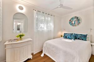 Un pat sau paturi într-o cameră la Lady Rose Cottage Jamberoo +25 fotografii