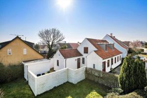 an aerial view of a white house at AE216-Marstal-Hovedgaden-27 in Marstal