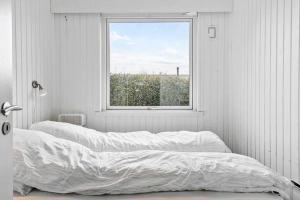 een witte slaapkamer met een bed en een raam bij SB50301-Sydals-Solbjergvej-7 in Sønderby
