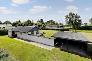 een klein wit huis met een grote tuin bij SB50301-Sydals-Solbjergvej-7 in Sønderby