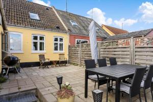 a patio with a table and chairs and a fence at AE219-Marstal-Ommelsvejen-14 in Marstal
