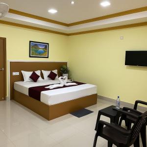 une chambre avec un lit et une télévision à écran plat dans l'établissement Hill side Harmony, à Idukki 12 autres photos