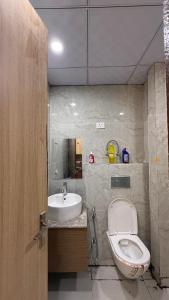 un baño con inodoro y lavabo en High sky in, en Greater Noida