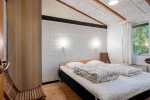 a bedroom with a large bed in a room at SB121-Sydals-Osterbyvej-21 in Østerby