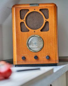 an old radio sitting on a counter with an apple at Dünengras in Cuxhaven