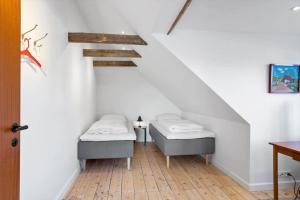 two beds in a room with a staircase at AE287-Marstal-Kirkevejen-38 in Marstal