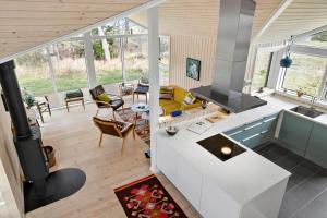 vista sul soffitto di una cucina e di un soggiorno di 20511-Samso-Plantagevej-22-C a Sælvig Altre 39 foto