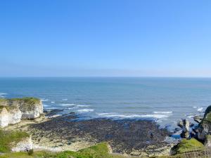 a view of the ocean from a rocky beach at Squirrel Cottage in Filey