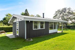 SB50367-Nordborg-Sildestien-1 في نُوابورغ: منزل أسود صغير على عشب أخضر +15 صورة
