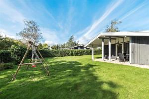 SB50367-Nordborg-Sildestien-1 في نُوابورغ: ساحة مع أرجوحة في العشب