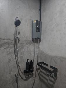 a shower with a hose attached to a wall at ค่ำนี้ที่เบตง Khamni at Betong in Betong
