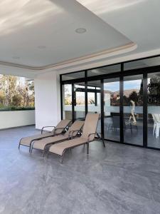 a group of chairs in a room with windows at Departamento moderno en Tarija in Tarija