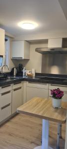 Η κουζίνα ή μικρή κουζίνα στο Private studio near train station & Sonian Forest