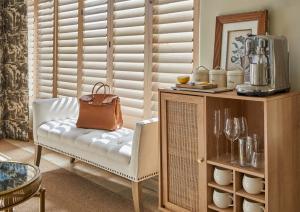 开普敦Villa del Mar - "Luxurious en-suite bedroom with lounge and stunning sea view balcony in Bantry Bay"的一把椅子,一个钱包坐在房间里 更多27张照片