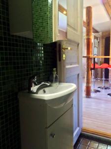 La salle de bains est pourvue d'un lavabo et d'un miroir. dans l'établissement Tempel Apartement, à Pärnu