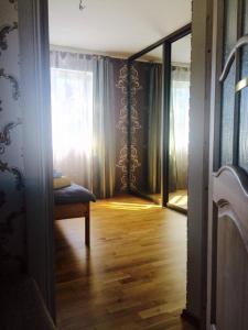 Cette chambre dispose d'une fenêtre et d'une chaise. dans l'établissement Tempel Apartement, à Pärnu