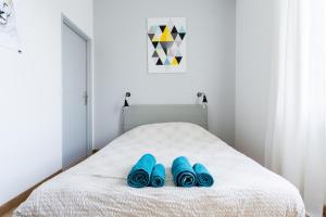 un paio di scarpe blu sedute su un letto di Diderot - Beautiful Cosy Apartment in Grenoble - Gare a Grenoble