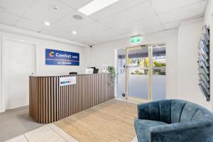 an office lobby with a reception desk and a chair at Comfort Inn All Seasons in Ballina +159 photos