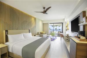 プンタ・カナにあるHyatt Ziva Cap Canaのベッドとリビングルームのある寝室