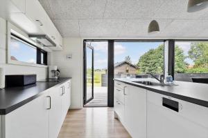 Kuchyň nebo kuchyňský kout v ubytování 20151-Samso-Solsortevej-18