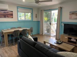 ウールグールガにあるSafety Beach Bungalowsのソファとテーブルのあるリビングルーム
