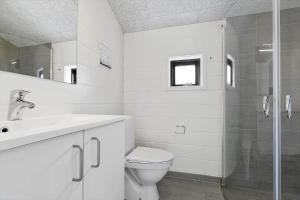 Koupelna v ubytování 20151-Samso-Solsortevej-18 + 47 fotografií