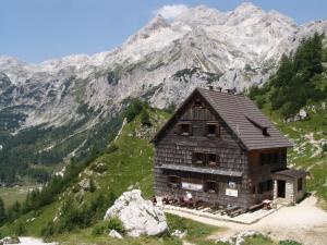 una casa en la ladera de una montaña en Apartment Zatrnik, en Bled