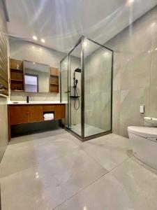 a bathroom with a shower and a toilet at Songlan Tea House · Shanhai Resort Chinese style Courtyard Villa in Xiangshan