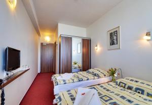 Postel nebo postele na pokoji v ubytování Hotel Klar + 37 fotografií