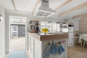 Kolby20331-Samso-Vestergade-37的带水槽和台面的厨房