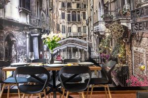 un restaurant avec une table et des chaises en face d'une ville dans l'établissement Ca'Julia, à Venise