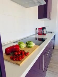 un mostrador de cocina con verduras en una tabla de cortar en Timeless Comfort Suites San Blas, en San Miguel de Abona 29 fotos más