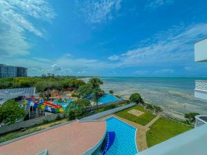 Una vista aérea de la piscina del resort frente al mar. en Kingstone Beachfront Apartments, en Mombasa