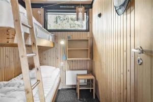 Habitación pequeña con literas y escalera en TV1306-Bindslev-Vinthersvej-3, en Bindslev