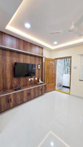 TV a/nebo společenská místnost v ubytování Lush Living