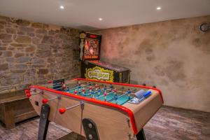 a room with a foosball table and a pinball at Manoir de Kerhuel de Quimper in Plonéour-Lanvern