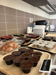 a kitchen counter with chocolate cupcakes and other desserts at Ferriera 8 in Novi Ligure