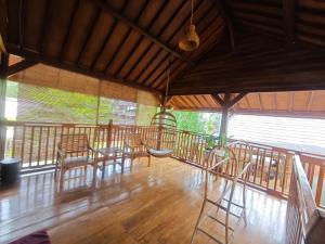 - une chambre avec des chaises et une table dans l'établissement Bintang Beach 2 Bungalow, à Gili Air