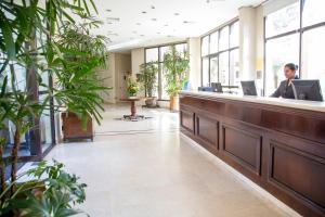 a man standing at a reception desk in a lobby at Quality Suites Vila Olimpia in Sao Paulo +72 photos