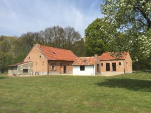 ein altes Backsteinhaus mitten auf einem Feld in der Unterkunft Art Of Einstein in Diest