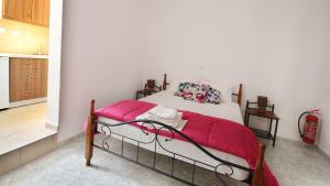 A bed or beds in a room at Ampelos apartment and studios