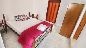 A bed or beds in a room at Ampelos apartment and studios