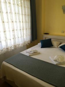 アグヴァにあるVilla d'Or Hotelのベッドルームにタオルが付いています。
