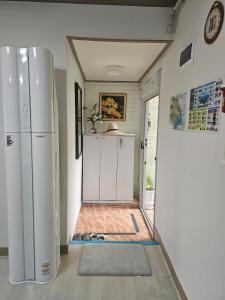 釜山にあるGwangalli Tahee Houseのキッチン(冷蔵庫付)が備わる客室です。 +57枚の写真